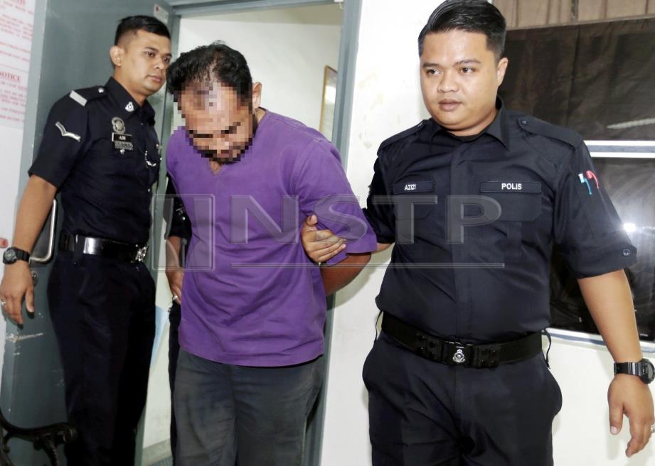 SUSPEK dibawa keluar dari Kompleks Mahkamah Melaka selepas diperintah direman sehingga Jumaat ini. FOTO Rasul Azli Samad
