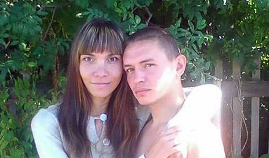 DOLGIKH (kanan) cemburu selepas melihat perlakuan isterinya, Oksana. FOTO VK