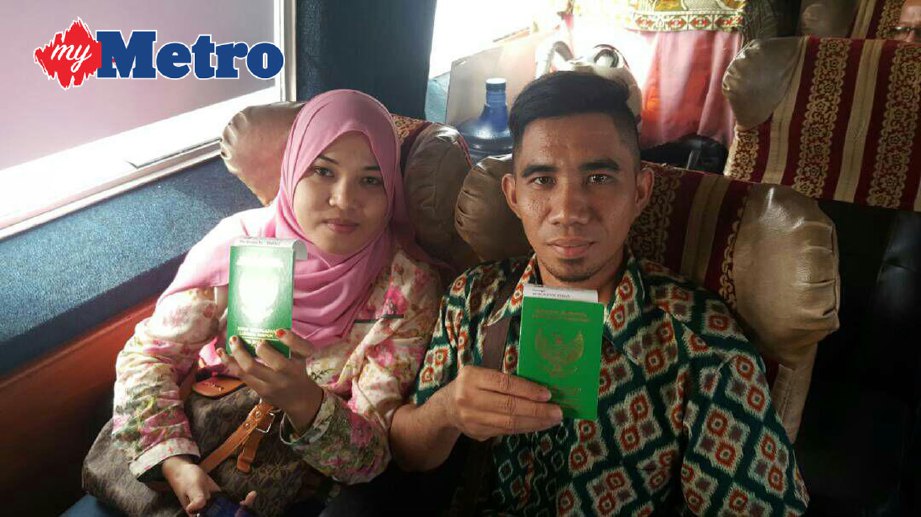 Budiman dan isterinya Hasmidah ketika dalam perjalanan pulang ke Indonesia, hari ini. FOTO  Hazsyah Abdul Rahman