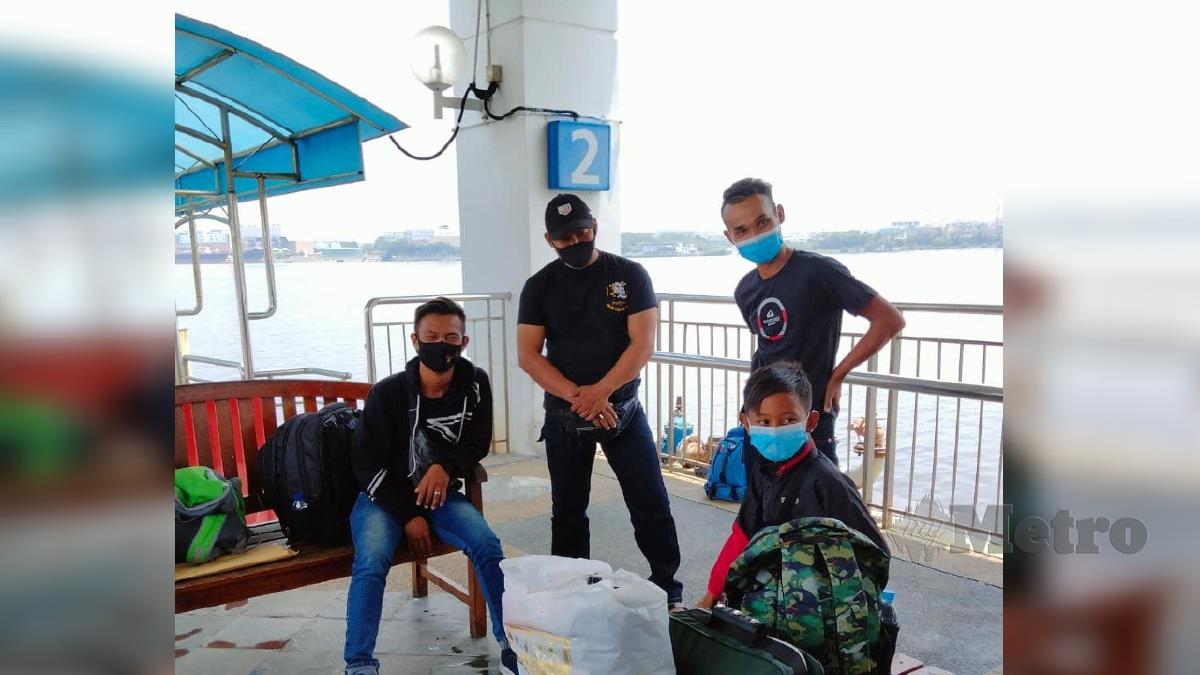 MUHAMMAD Faizul (dari kiri), Md Roslan, Faizal dan Ahmad Radzi tiba di Terminal Feri Antarabangsa Johor Bahru di Stulang Laut Ahad lalu. 