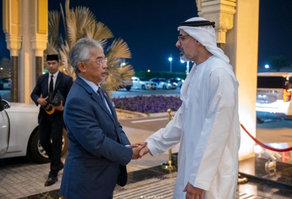 Al-Sultan Abdullah selamat pulang selepas selesai lawatan khas ke UAE. FOTO BERNAMA