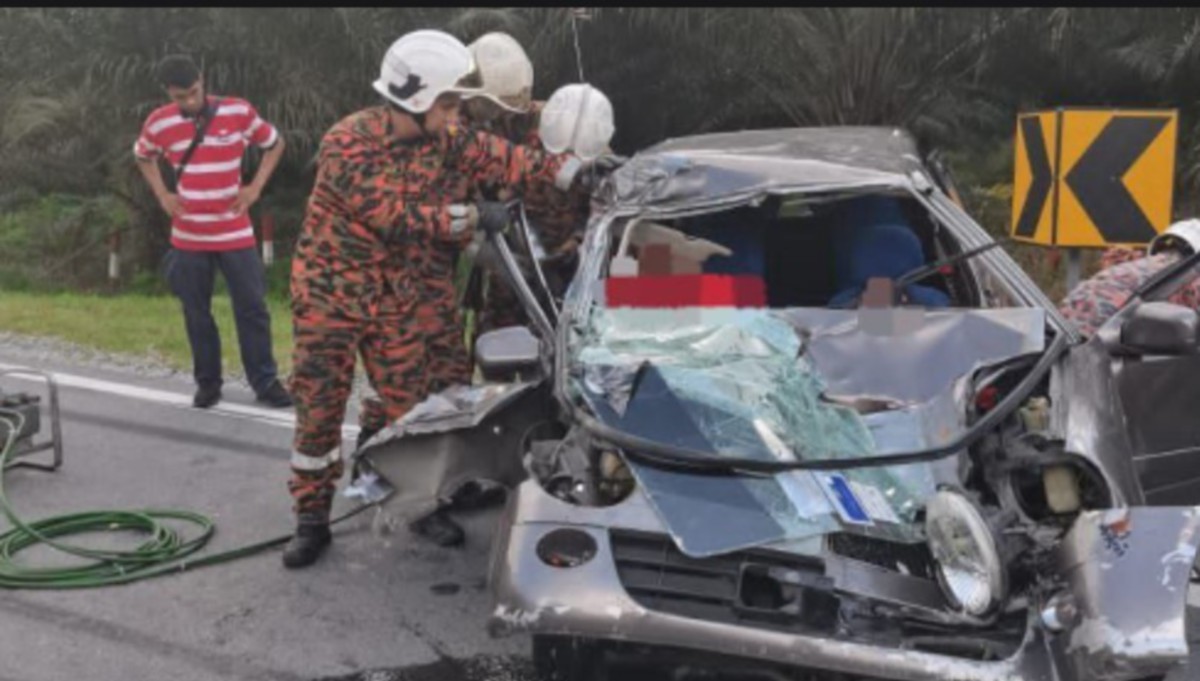 LELAKI lelaki maut, manakala tiga wanita parah selepas Perodua Kancil dinaiki mereka terbabit dalam kemalangan di Jalan Gunung Pulai, hari ini. FOTO Ihsan Bomba