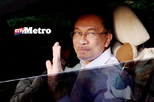 GAMBAR ini dirakamkan sebelum Anwar meninggalkan kediamannya untuk ke Istana Kehakiman di Putrajaya. FOTO Mohamad Shahril Badri Saali