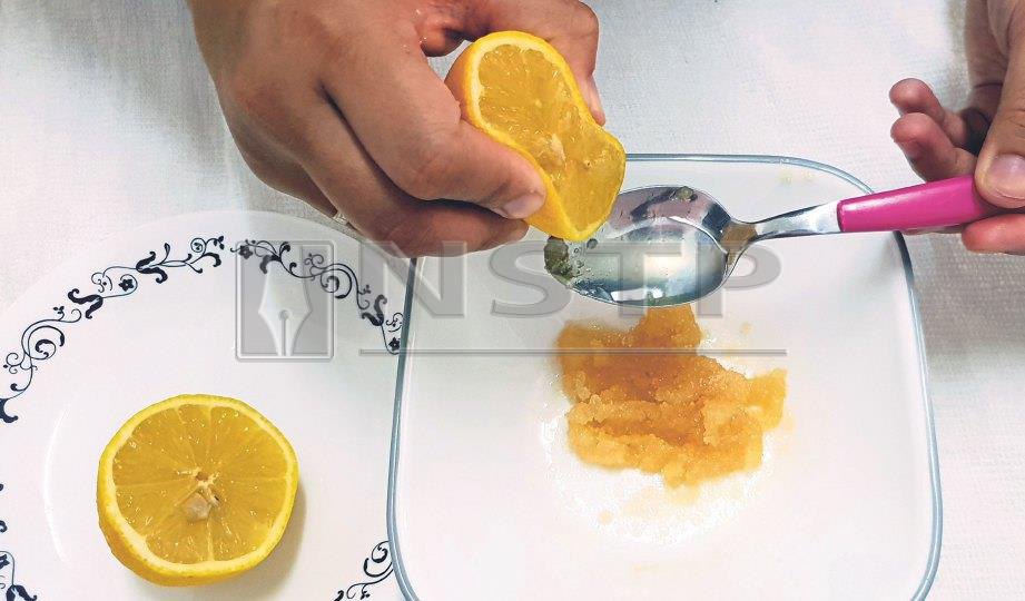 5. PERAHKAN lemon ke dalam bancuhan.