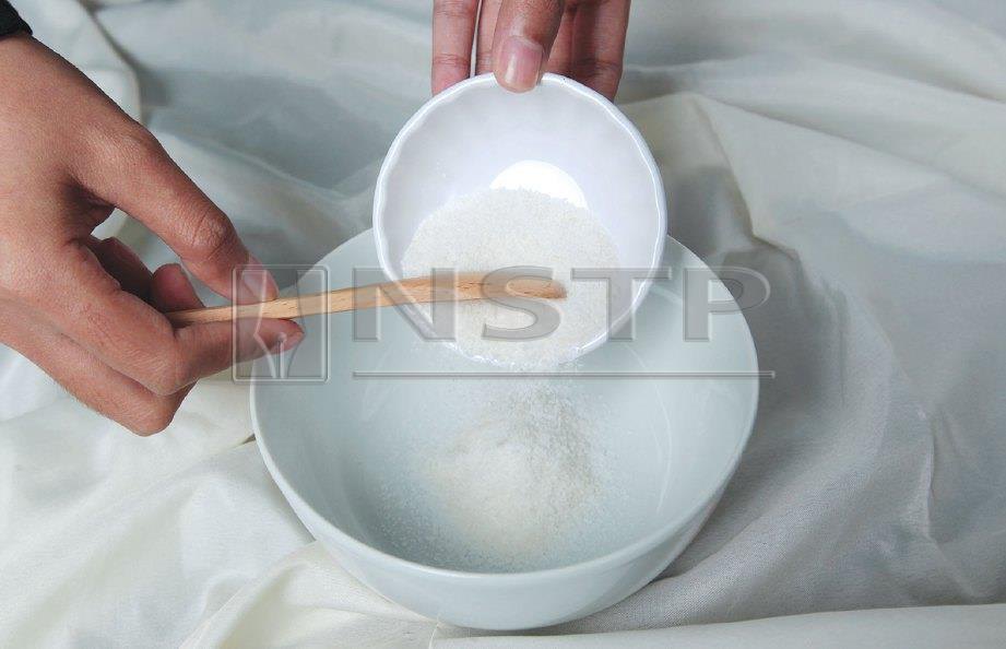 1. MASUKKAN beras yang dikisar dalam mangkuk.