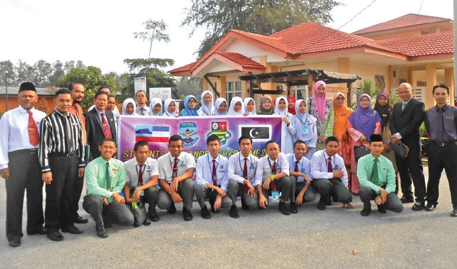 GURU dan pelajar SMK Kunak serta SMK Sultan Sulaiman bergambar kenangan.