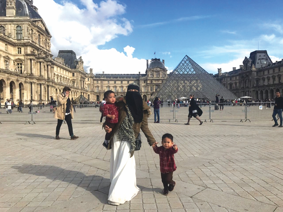 BERSAMA anak kembarnya ketika di Paris.