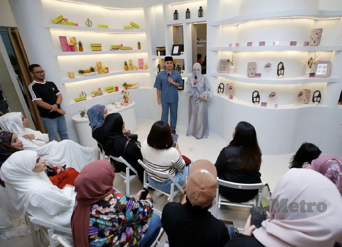 PU Riz dan Neelofa di  Majlis Pembukaan Nunha Store oleh Pengasas, PU Riz dan Neelofa di Level 1, MyTown Shopping Centre. FOTO EIZAIRI SHAMSUDIN