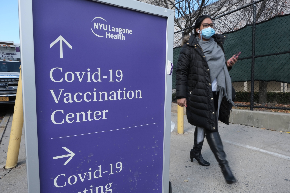 PAPAN tanda menunjukkan sebuah pusat vaksinasi di hospital di New York. FOTO AFP 