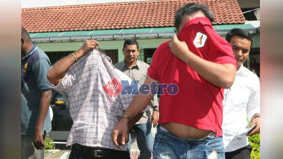 Azman Hanafiah dan Sundararasoo didakwa di Mahkamah Sesyen atas pertuduhan pecah amanah membabitkan penukaran hak milik tanah syarikat berkenaan kepada nama mereka pada 8 April 2011. FOTO L Manimaran