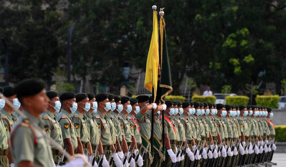ANGGOTA Battalion 1 Rejimen Askar Melayu Diraja (RAMD) membuat raptai sempena persiapan sambutan Hari Kebangsaan 2020 di Dataran Pahlawan. FOTO Arkib BERNAMA