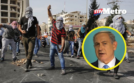 SEKUMPULAN pemuda Palestin bertempur dengan tentera Isreal di bandar Al-Bireh, pinggir Ramallah pada Selasa lalu. Gambar kecil, Benjamin Netanyahu.
