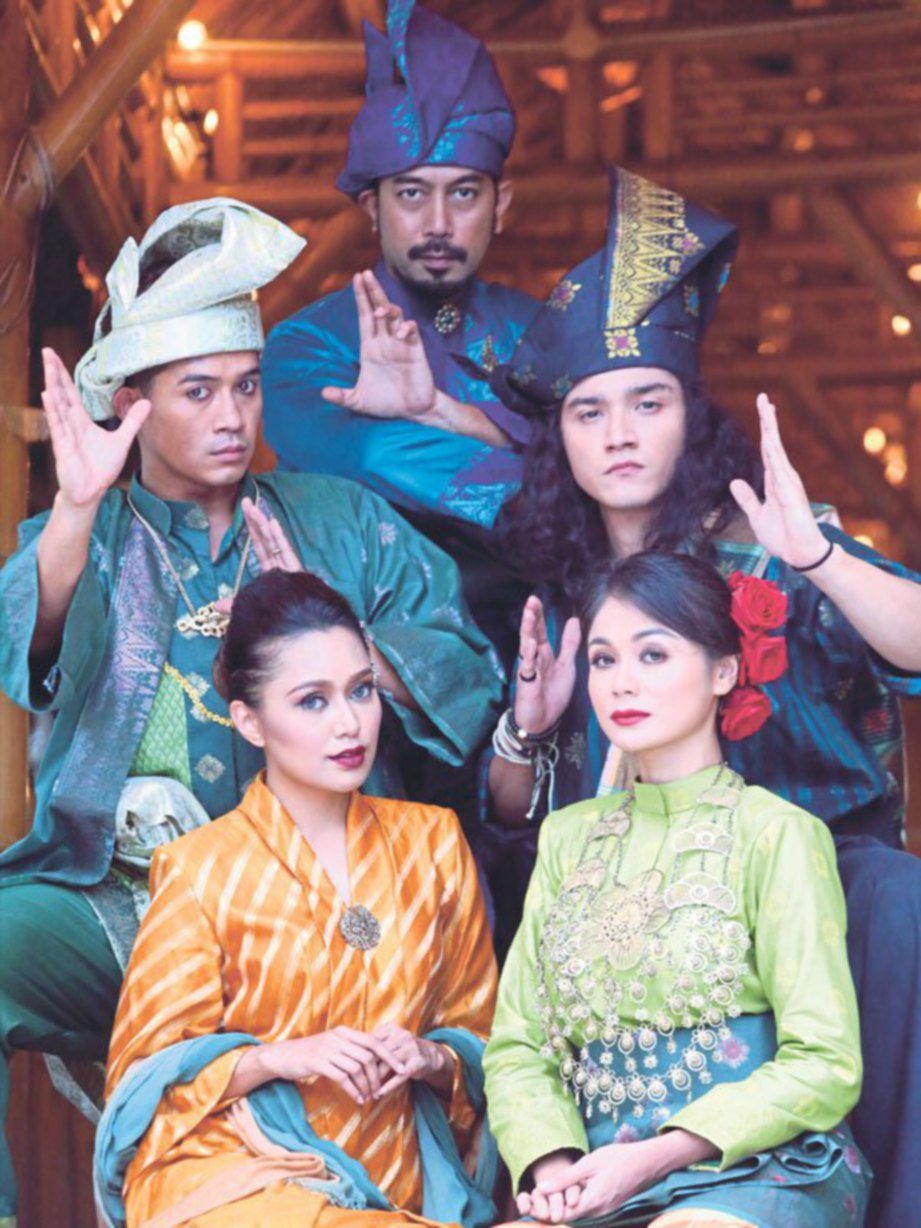 PELAKON Putera La Galigo (dari kiri belakang) Amar Asyraf, Wan Raja, Isa Khan, (depan kiri) Ainul Aishah dan Tasha Shila.