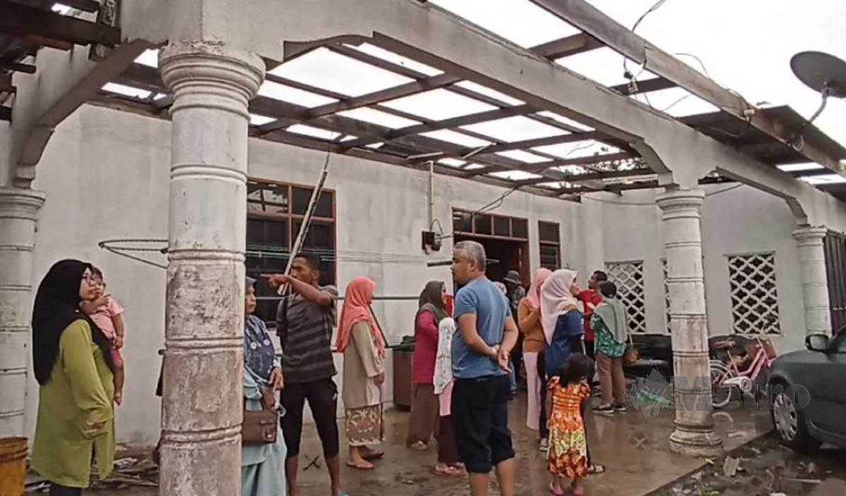PUTING beliung merosakkan lebih 20 buah rumah di Kampung Undang. FOTO Zaid Salim