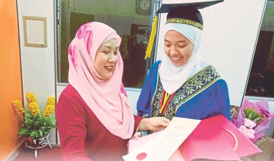 SAFURA melihat sijil Nurul Natasha pada Majlis Konvokesyen Politeknik Port Dickson. 