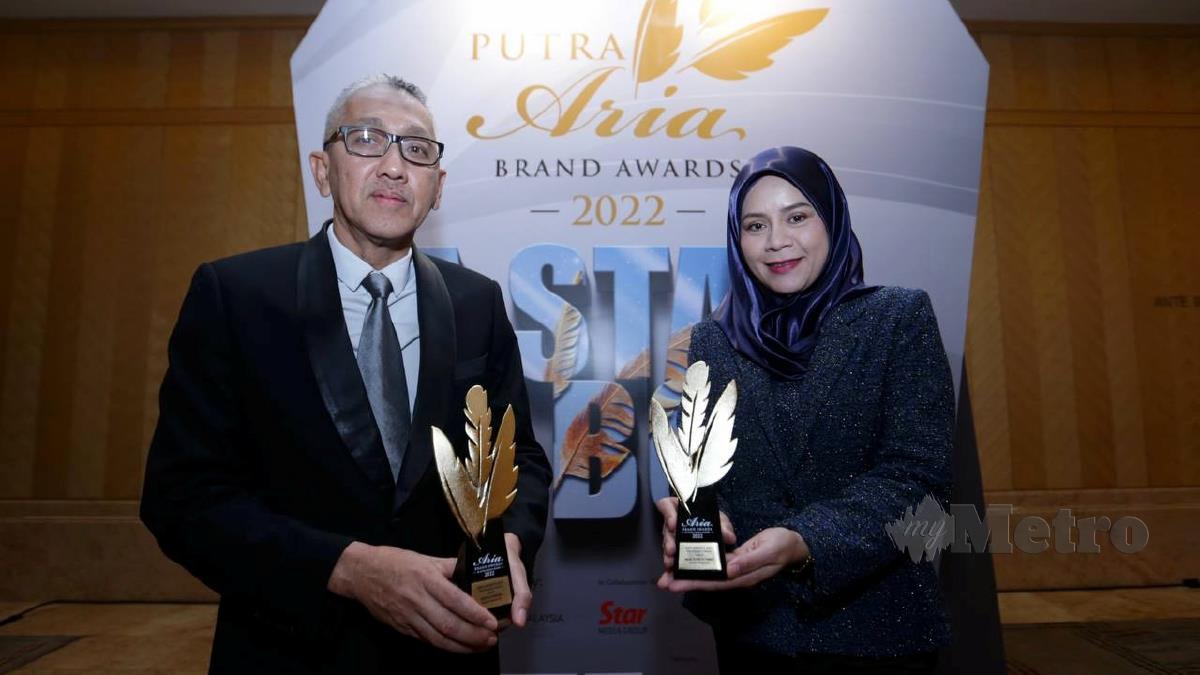 AHMAD Zaini dan Farrah Naz bergambar bersama Anugerah Utama Putra Aria Brands 2022 bagi kategori Rangkaian Media. FOTO Mohamad Shahril Badri Saali.