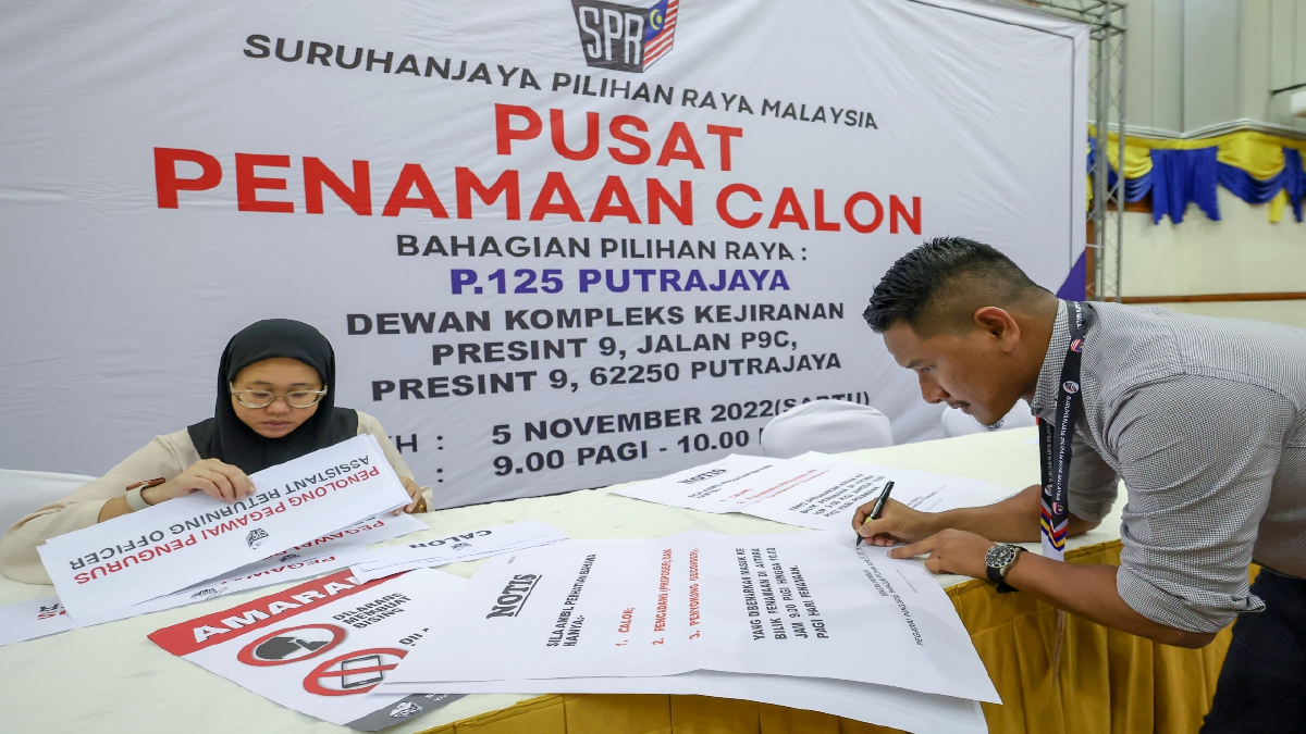 PETUGAS SPR melakukan persiapan di pusat penamaan calon P.125 Putrajaya menjelang penamaan calon bagi PRU-15