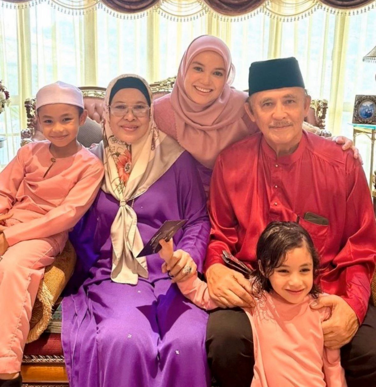 Puteri Sarah bersama Datuk Yusof dan isteri.