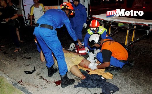 CHONG dibantu anggota penyelamat sebelum dihantar ke Hospital Tuanku Ja’afar, Seremban. 