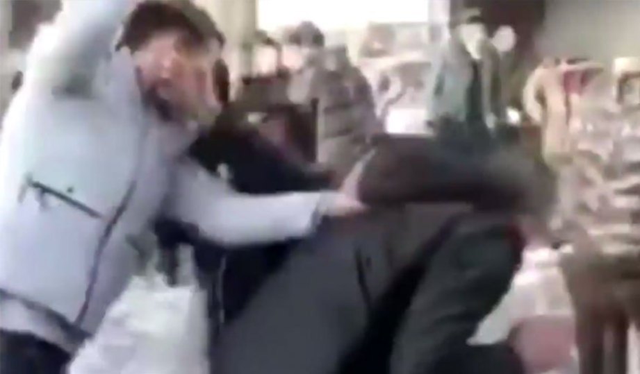 RAKAMAN video menunjukkan lelaki itu (kiri) memukul bapanya dan cuba dihalang oleh ibunya. - Agensi
