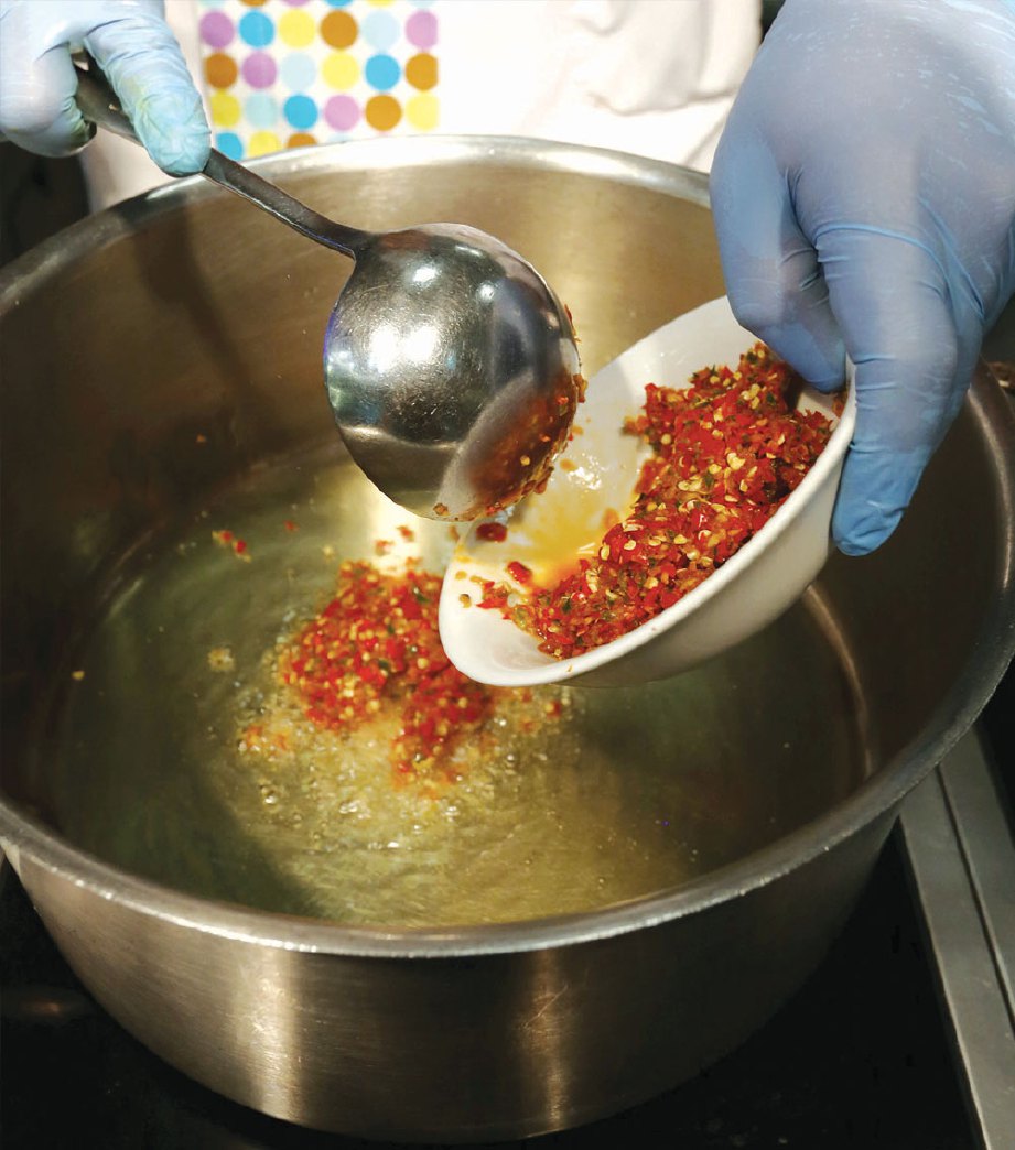 1. PANASKAN minyak, masukkan campuran bawang merah, cili hijau dan cili padi merah yang dikisar ke dalam periuk. 