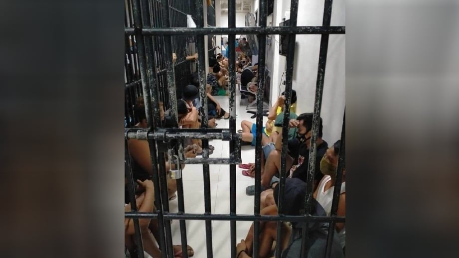 GAMBAR tular didakwa lokap Balai Polis Penampang. 
