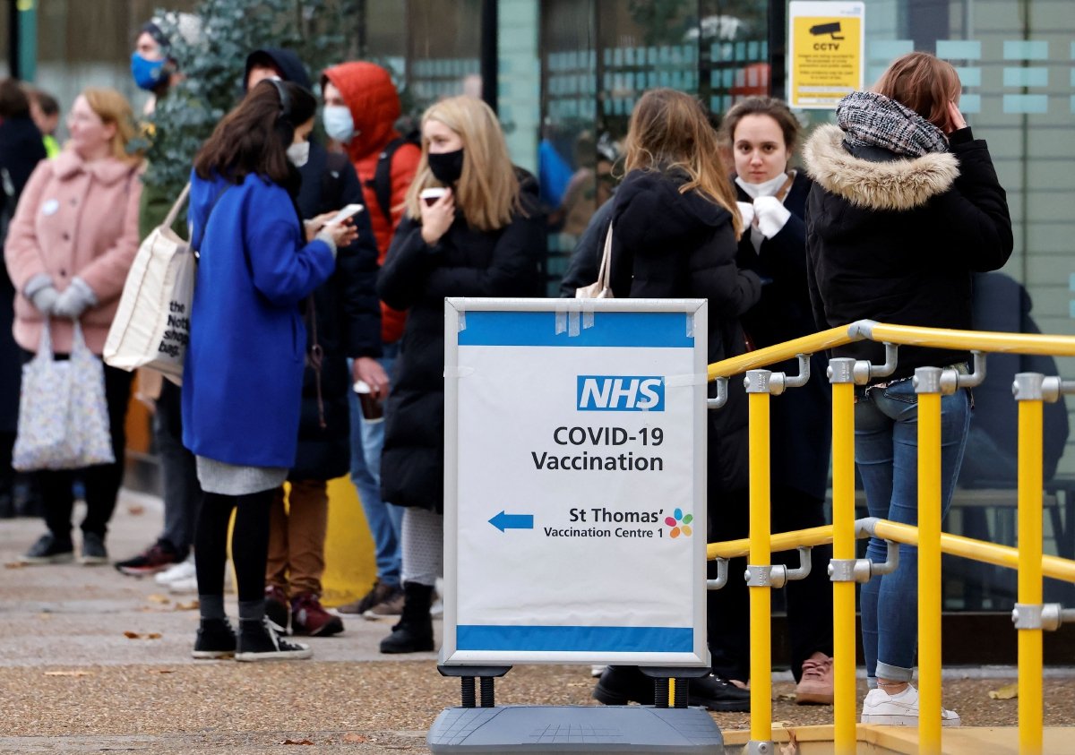 ORANG ramai menunggu giliran untuk mendapatkan suntikan vaksin Covid-19 di sebuah hospital di London. FOTO AFP 