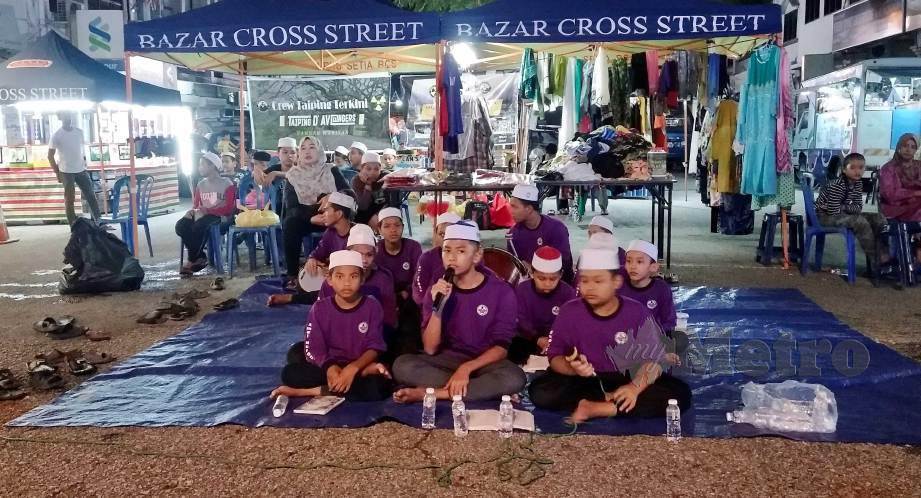 KANAK-KANAK dari Asrama Tahfiz Anak Yatim/ Miskin Amal Nur Qaseh Kamunting melakukan persembahan qasidah di Bazar Cross Street. FOTO Zulsyamini Sufian Suri
