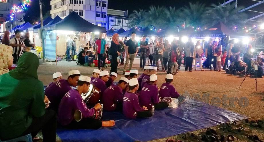 PENGUNJUNG tertarik dengan persembahan daripada Kanak-kanak dari Asrama Tahfiz Anak Yatim/ Miskin Amal Nur Qaseh, Kamunting. FOTO Zulsyamini Sufian Suri