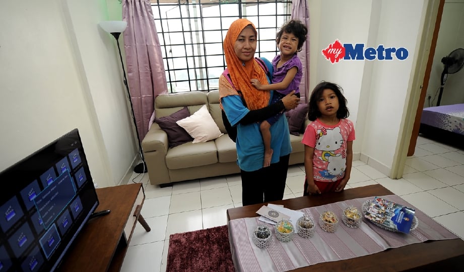 Umi Kalsum bersama anaknya Sofea Qaisara, 5, dan Sofia Qalisya, 7, (kanan) kini mendapat rumah baru dilengkapi perabot, bilik mainan, sofa, televisyen, mesin basuh, peti ais dan peralatan dapur.  - Foto Bernama