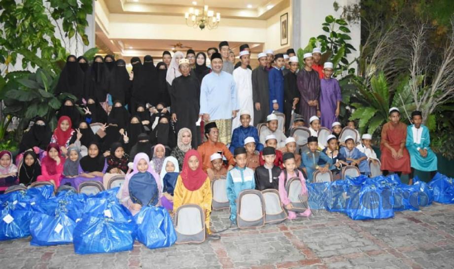 ABDUL Manan (berdiri tengah) bergambar bersama sebahagian daripada 400 anak yatim dan golongan asnaf selepas majlis berbuka puasa dan penyampaian sumbangan, hari ini. FOTO Rosli Ilham.