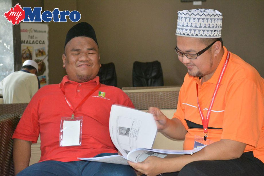 Muhammad Fiqry (kiri) bersama pengiringnya yang juga Imam Masjid Daerah Tuaran, Sabli Latip ketika ditemui di Seri Negeri, Ayer Keroh. FOTO Amir Mamat