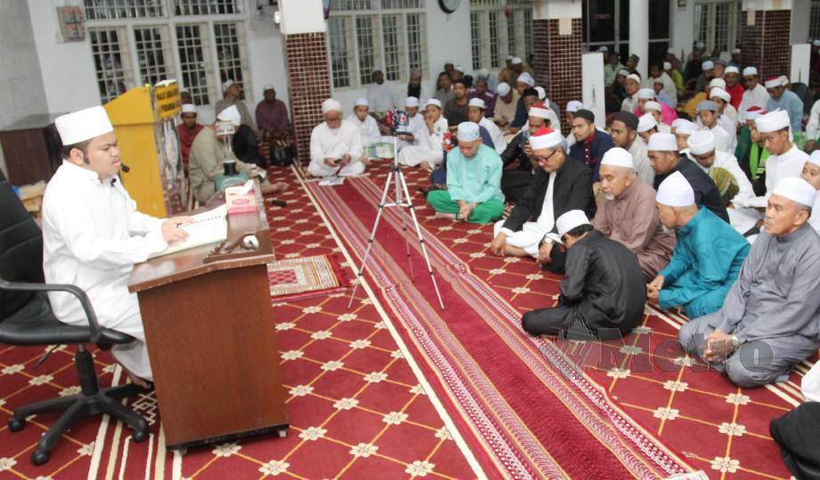 MUHAMMAD Qayyim  memperdengarkan bacaan al-Quran  pada Majlis Kesyukuran dan Solat Hajat di Masjid Mukim Kadok. FOTO Nik Abdullah Nik Omar