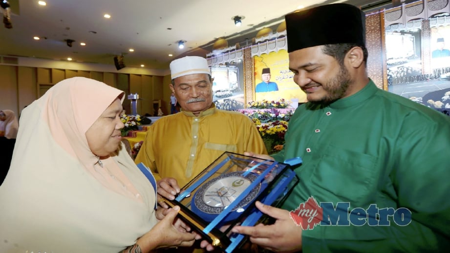 DR ANUAR (kanan) beramah mesra bersama keluarga di majlis Penutup dan Penyampaian Hadiah Tilawah dan Menghafaz al-Quran Peringkat Negeri Perak, semalam. FOTO L Manimaran.