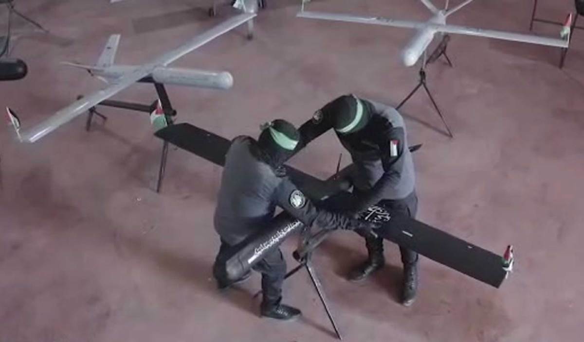 TENTERA Al-Qassam kini dilengkapi pesawat tanpa pemandu (dron) pertama diberi nama Ababil selain dron Shihab bagi membuat tinjauan udara di tanah haram Israel.