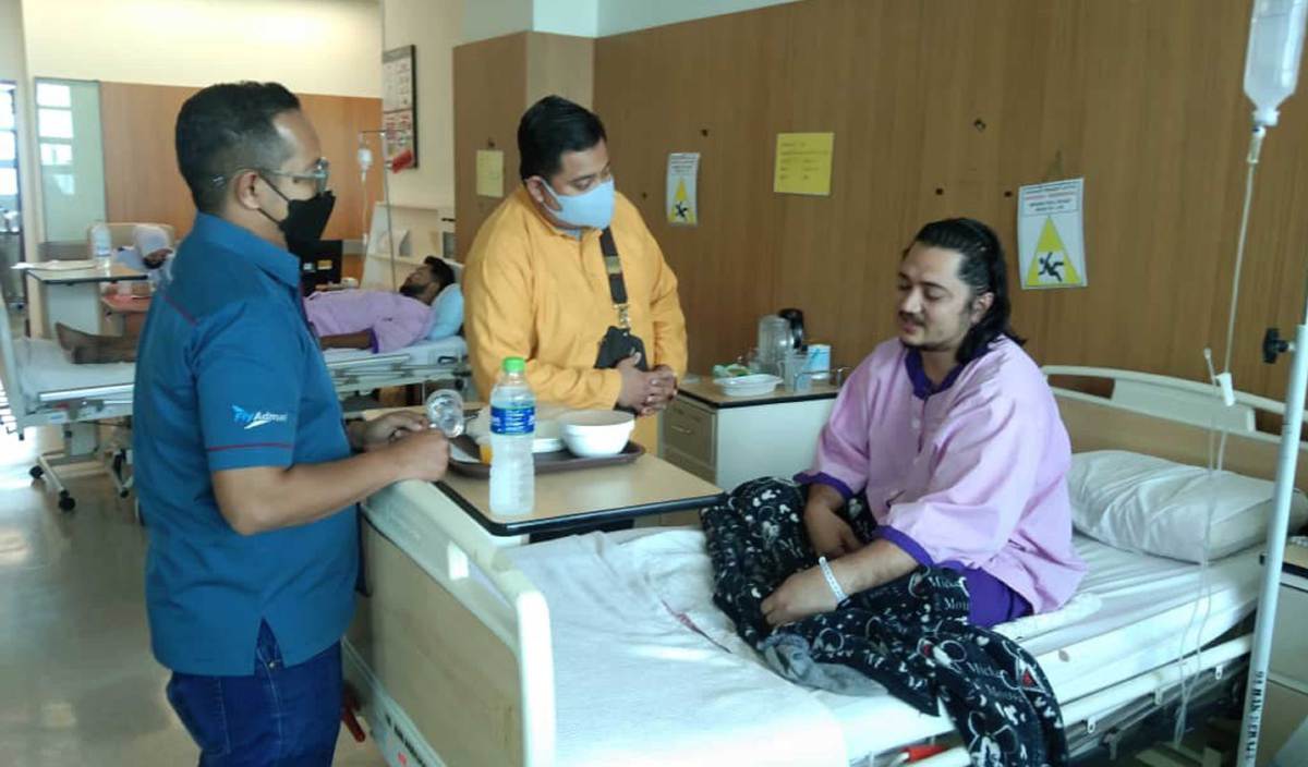 IQBAL Mazlan kini dirawat di Hospital Shah Alam akibat hilang penglihatan.