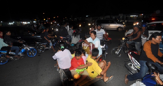 Penduduk Padang, Indonesia, menggunakan apa saja kenderaan yang ada untuk bergerak ke kawasan tinggi berikutan bimbang berlakunya tsunami akibat genpa bumi 7.8 magnitud malam ini. - Foto AFP