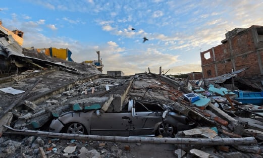 Kemusnahan di bandar Manta, Ecuador, akibat gempa bumi 7.8 magnitude semalam yang mengorbankan 272 mangsa manakala lebih 2,500 lagi cedera. - Foto AFP