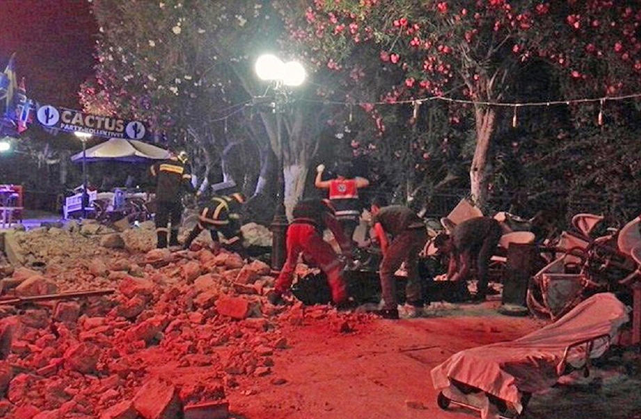 Pasukan penyelamat mencari mangsa di bawah runtuhan di Kos, Greece. - Foto Daily Mail