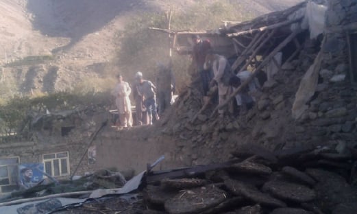 Penduduk Afghanistan memeriksa rumah mereka yang runtuh di Bazarak, wilayah Panjshir. - Foto AFP