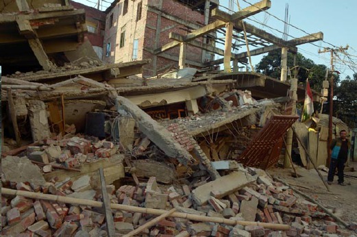 Bangunan kediaman di Imphal, India, yang runtuh akibat gempa bumi 6.7 magnitud melanda utrara India dan Bangladeshh, pagi tadi. - Foto AFP