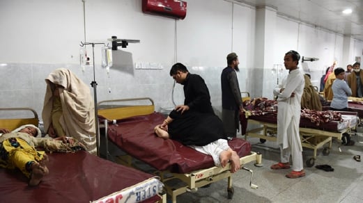 Mangsa gempa bumi Pakistan yang cedera dirawat di sebuah hospital di Peshawar. - Foto AFP