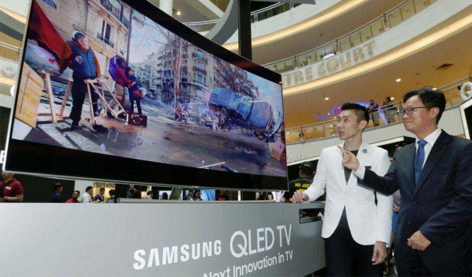 LEE (kanan) bersama Duta Samsung Datuk Lee Chong Wei pada pelancaran Samsung QLED TV 2017 di Midvelly Megamall. 
