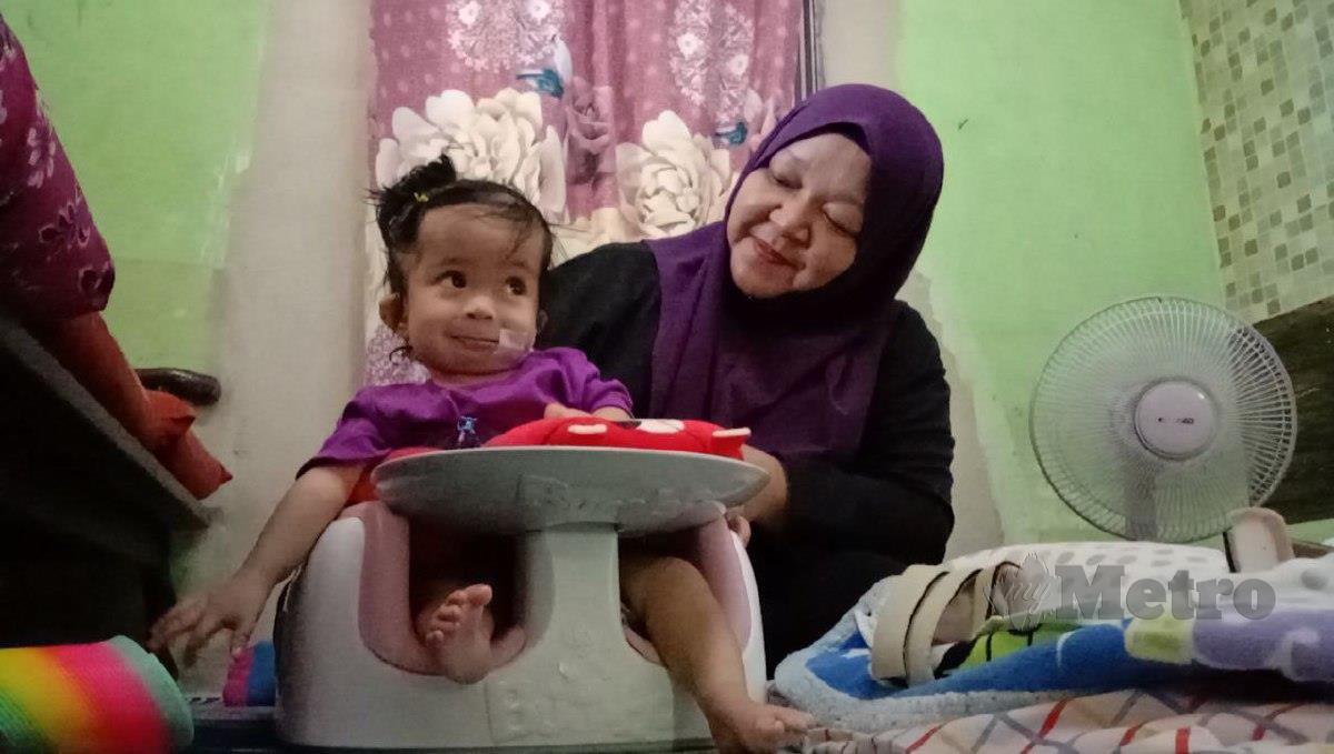 Sunira Musaraini bersama anak bongsunya Qaseh Nurhawa yang berusia setahun empat bulan. FOTO NAZDY HARUN
