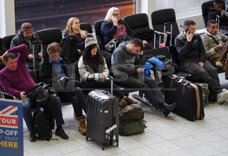 ANTARA penumpang yang terkandas di Lapangan Terbang Antarabangsa Gatwick. -Foto EPA