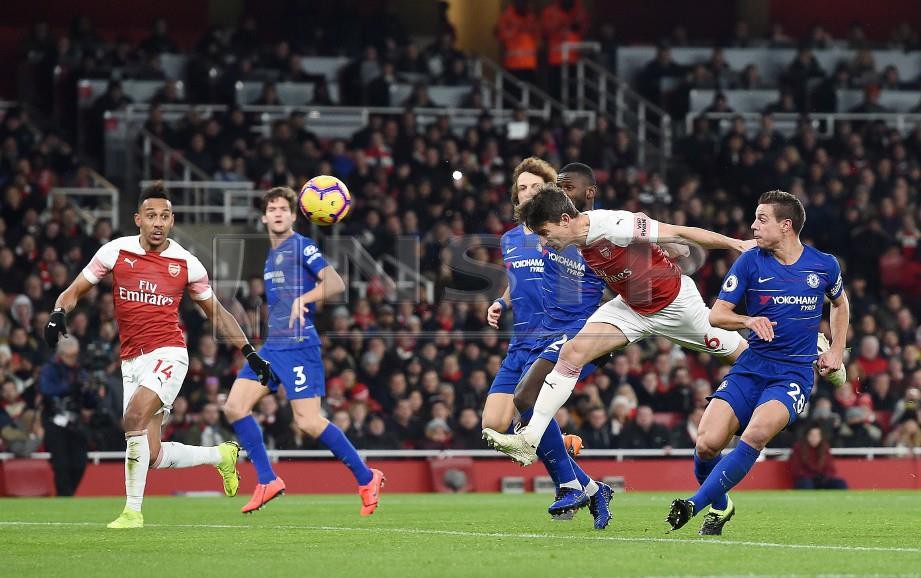 KOSCIELNY (dua dari kanan) jaring gol kedua Arsenal. -Foto EPA