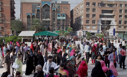 Orang ramai keluar dari bangunan di Lahore, Pakistan, selepas gempa bumi di Afghanistan berdekatan sempadan Pakistan, petang tadi. - Foto AP 