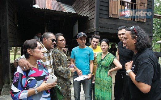 ZAINUDDIN (dua dari kiri) dan Raja Mukhriz berbincang dengan semua pelakon.