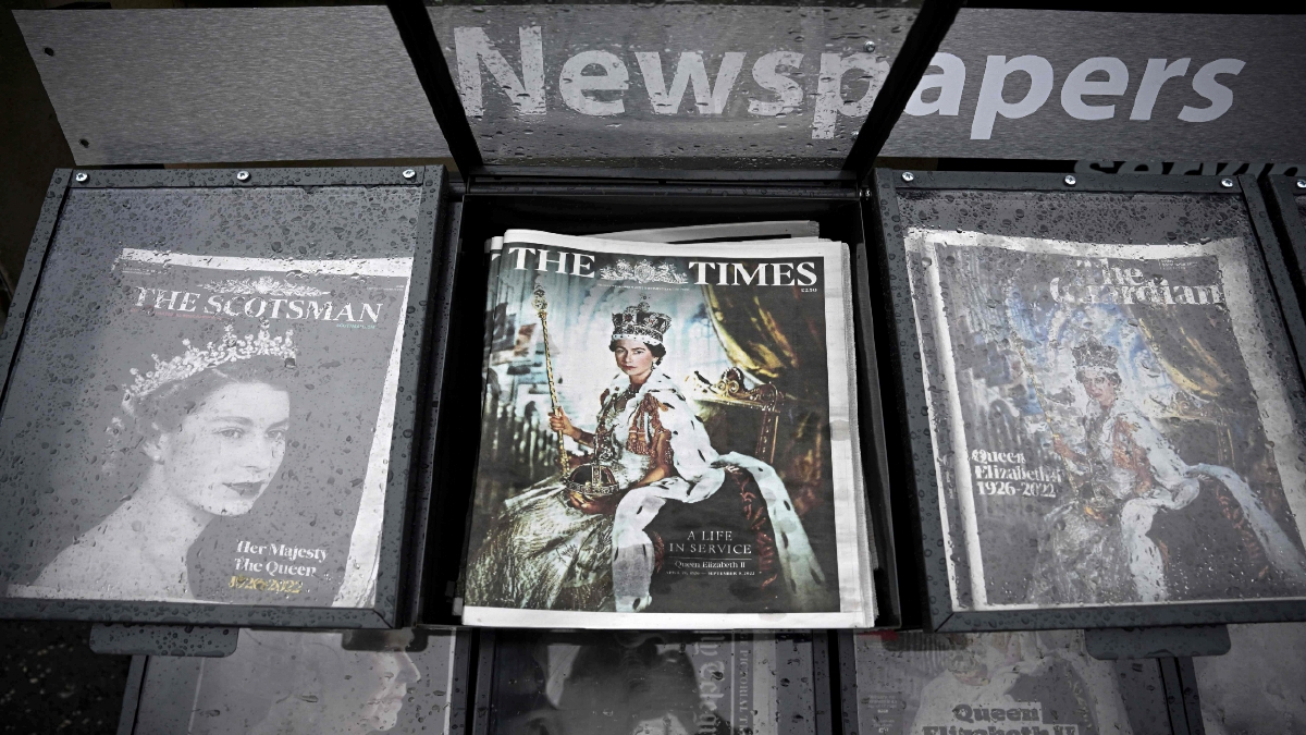 MUKA depan akhbar di London memaparkan berita kemangkatan Ratu Elizabeth II. FOTO AFP