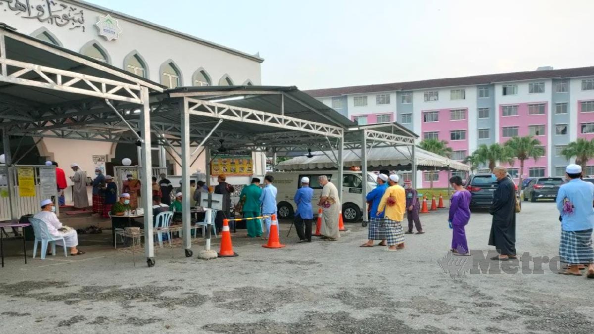 JEMAAH beratur untuk menunaikan solat sunat Aidilfitri di Surau Al-Hijrah, Kota Warisan, Sepang, Selangor. FOTO Amir Abd Hamid.